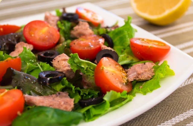 Салат с помидорами и тунцом