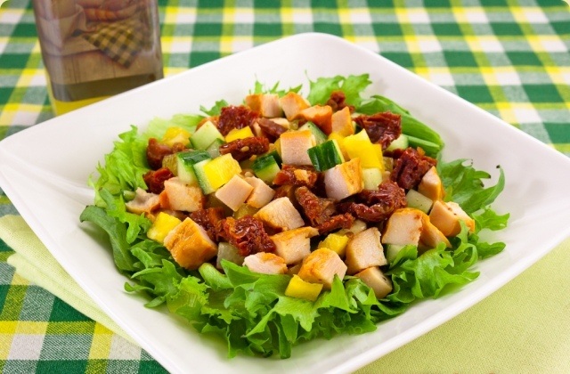 Салат с вялеными помидорами, куриным филе и огурцами