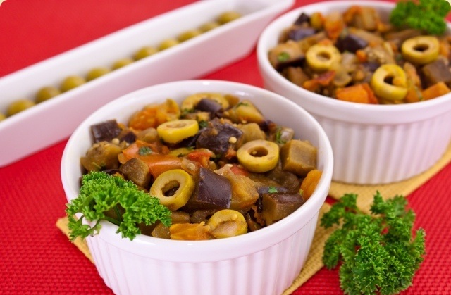 Баклажаны, тушенные с оливками и помидорами