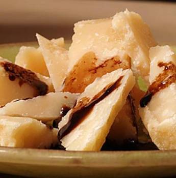 Кубики Пармезана с бальзамиком